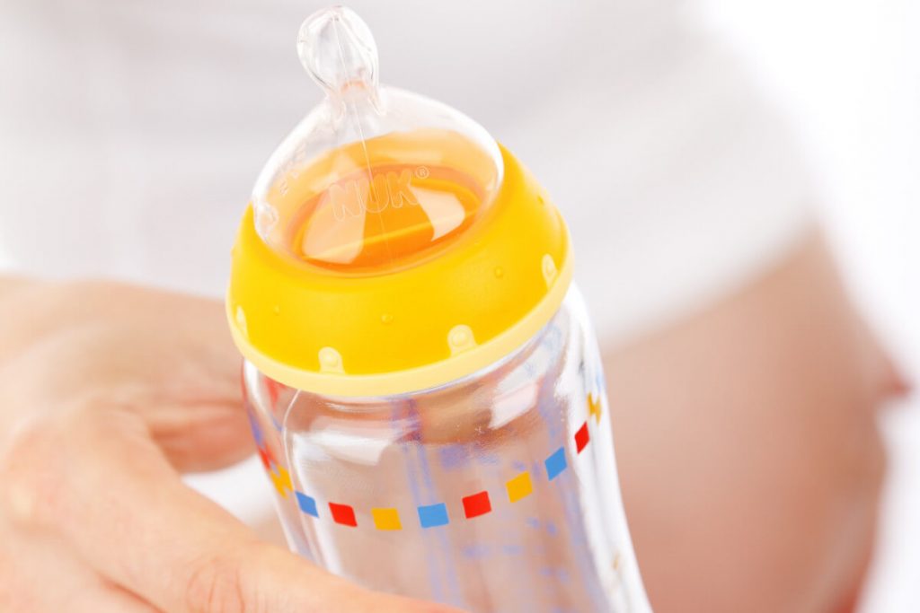 El biberón para recién nacidos 
